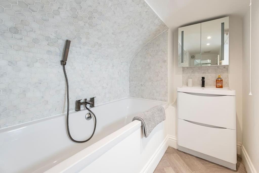 Spacious Apartment - 5 Minutes Walk To Bath Abbey Zewnętrze zdjęcie